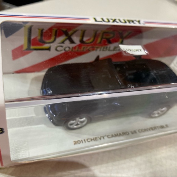 Luxury Collectibles  2011 Chevy Camaro SS Convertible Model 1:43 scale - Picture 5 of 5